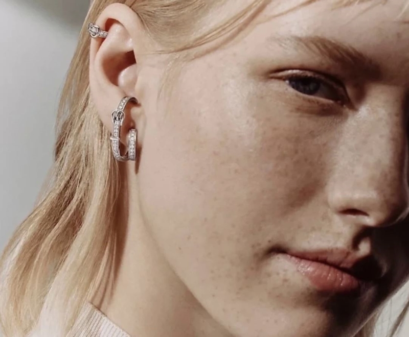 H**me5 earrings